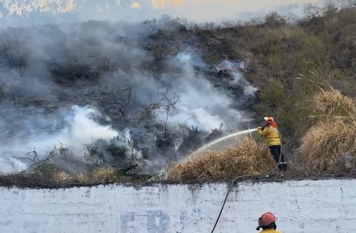 Alerta en Chimborazo: Controlan incendio en la vía Riobamba-Penipe